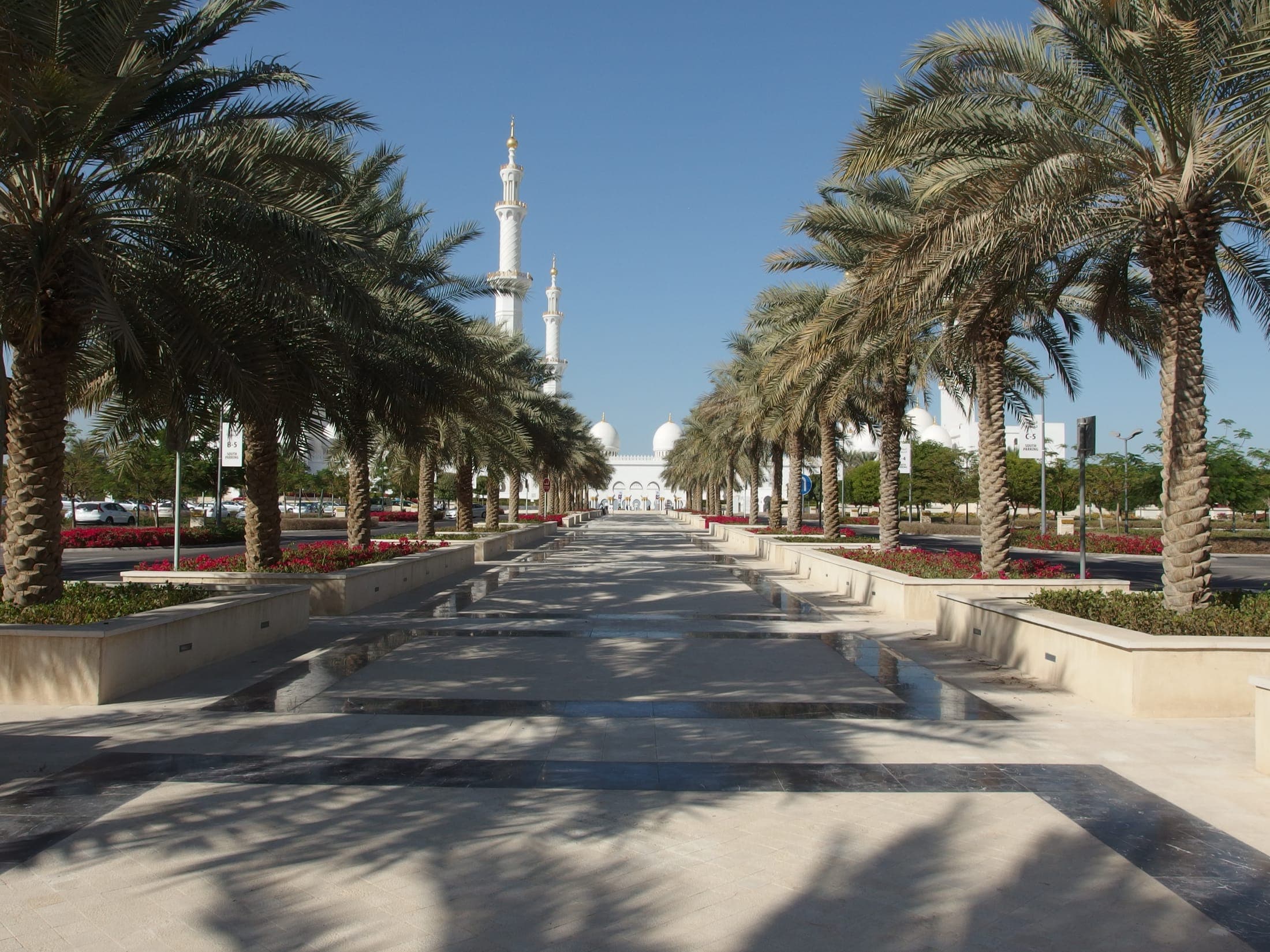 Sheikh Zayed Grand Mosque exterior with white domes and minarets, Abu Dhabi